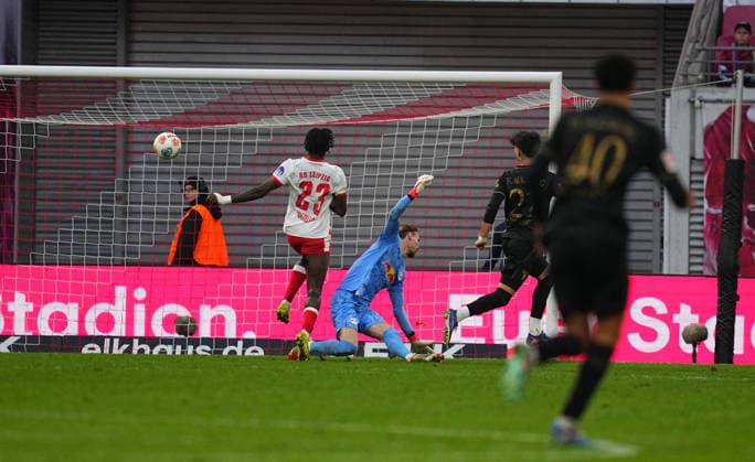 Rodrigo Ribeiro (FC Augsburg) schießt aufs Tor waehrend des spiels der 1.Bundesliga zwischen RB¯Leipzig¯gegen¯FC¯Augsburg, Red¯Bull¯Arena, Leipzig, Germany am 07. March 2026. (Foto von Thor Wegner DeFodi Images) +++ Rodrigo Ribeiro (FC Augsburg) shoots on goal during RB¯Leipzig¯and¯FC¯Augsburg at Red¯Bull¯Arena, Leipzig, Germany on March 7, 2026. Thor Wegner DeFodi Images . (Photo by DeFodi Images) -