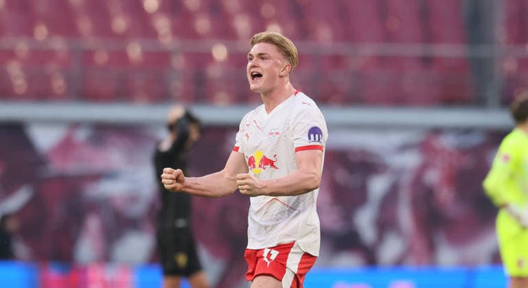 RB Leipzig - Augsburg Bundesliga Leipzig, 07.03.2026, Red Bull Arena, Fußball, 1.Bundesliga, 25.Spieltag , RB Leipzig vs. FC Augsburg 2:1 (0:1) , Im Bild: Leipzig jubelt nach dem Spiel. Conrad Harder ( 11, RBL). , Nur zur redaktionellen Nutzung. Only editorial use. , DFL DFB regulations prohibit any use of photographs as image sequences and or quasi-video. ,