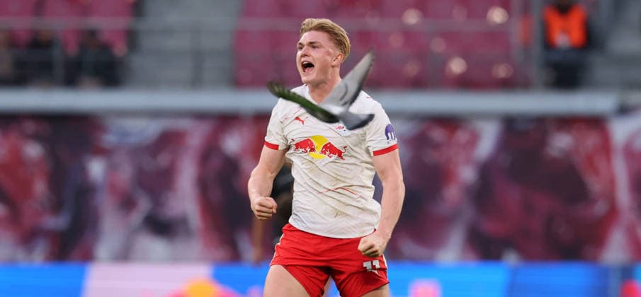 RB Leipzig - Augsburg Bundesliga Leipzig, 07.03.2026, Red Bull Arena, Fußball, 1.Bundesliga, 25.Spieltag , RB Leipzig vs. FC Augsburg 2:1 (0:1) , Im Bild: Leipzig jubelt nach dem Spiel. Conrad Harder ( 11, RBL) mit einer Taube. , Nur zur redaktionellen Nutzung. Only editorial use. , DFL DFB regulations prohibit any use of photographs as image sequences and or quasi-video. ,