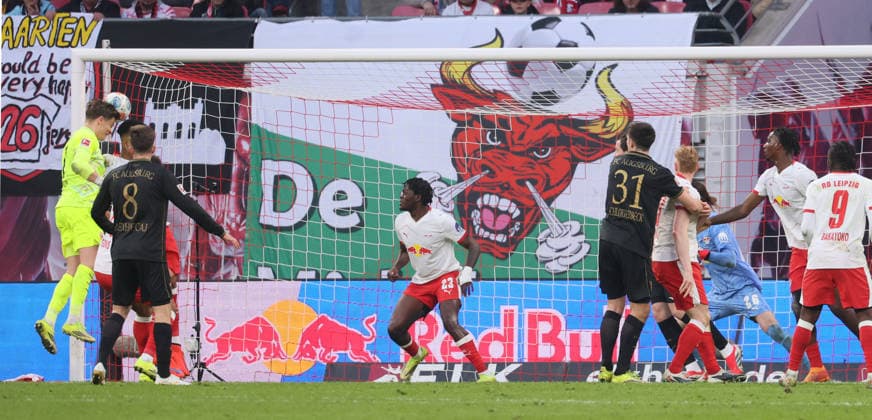 RB Leipzig - Augsburg Bundesliga Leipzig, 07.03.2026, Red Bull Arena, Fußball, 1.Bundesliga, 25.Spieltag , RB Leipzig vs. FC Augsburg , Im Bild: Augsburger Chance in der Schlußsekunde. Torwart Finn Dahmen ( 1,Augsburg) köpft m Leipziger Tor vorbei. , Nur zur redaktionellen Nutzung. Only editorial use. , DFL DFB regulations prohibit any use of photographs as image sequences and or quasi-video. ,