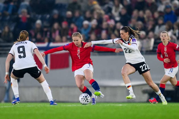 260307 Julie Blakstad of Norway and Jule Brand of Germany during the FIFA Women s World Cup Qualifier football match between Norway and Germany on March 7, 2026 in Stavanger. Photo: Marius Simensen BILDBYRAN COP 238 MM0060 bbeng dam vm-kval vm-kvalifisering kvinner vm-kvalik football fotball fotboll landskamp soccer FIFA World Cup, WM, Weltmeisterschaft, Fussball qualifier norge norway tyskland germany Copyright: MARIUSxSIMENSEN BB260307ZX099