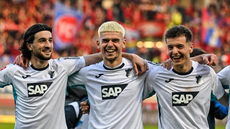 GER, 1. FBL, 1. FC Heidenheim vs TSG 1899 Hoffenheim 07.03.2026, Voith-Arena, Heidenheim, GER, 1. FBL, 1. FC Heidenheim vs TSG 1899 Hoffenheim, im Bild Leon Avdullahu (Hoffenheim, 7), Albian Hajdari (Hoffenheim, 21) und Fisnik Asllani (Hoffenheim, 11) freuen sich nach Spielende