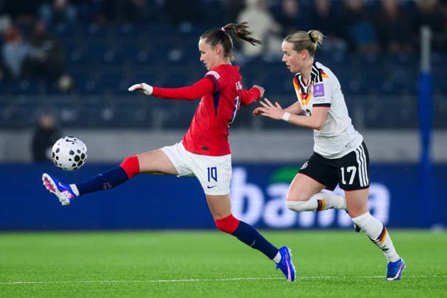 260307 Caroline Graham Hansen of Norway and Franziska Kett of Germany during the FIFA Women s World Cup Qualifier football match between Norway and Germany on March 7, 2026 in Stavanger. Photo: Marius Simensen BILDBYRAN COP 238 MM0060 bbeng dam vm-kval vm-kvalifisering kvinner vm-kvalik football fotball fotboll landskamp soccer FIFA World Cup, WM, Weltmeisterschaft, Fussball qualifier norge norway tyskland germany Copyright: MARIUSxSIMENSEN BB260307ZP108