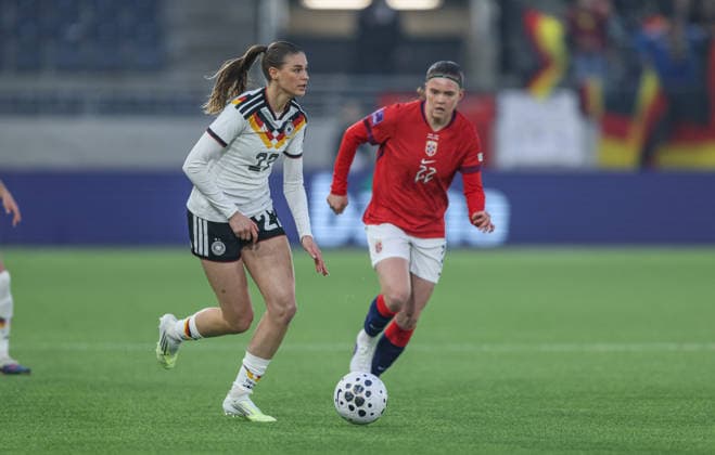 NOR, Stavanger, Norwegen vs Deutschland, Länderspiel, Fussball, FIFA, Spielzeit 2026 2027, WM-Qualifikation, Viking-Stadion, 2. Spieltag im Bild v.l.: Jule Brand (Deutschland Frauen 22), Signe Gaupset (Norwegen Frauen 22) DFB DFL REGULATIONS PROHIBIT ANY USE OF PHOTOGRAPHS AS IMAGE SEQUENCES AND OR QUASI-VIDEO, 07.03.2026 Copyright: HMBxMedia HendrikxHamelau