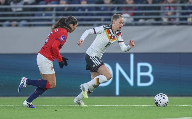 NOR, Stavanger, Norwegen vs Deutschland, Länderspiel, Fussball, FIFA, Spielzeit 2026 2027, WM-Qualifikation, Viking-Stadion, 2. Spieltag im Bild v.l.: Tuva Hansen (Norwegen Frauen 6), Vivien Endemann (Deutschland Frauen 8) DFB DFL REGULATIONS PROHIBIT ANY USE OF PHOTOGRAPHS AS IMAGE SEQUENCES AND OR QUASI-VIDEO, 07.03.2026 Copyright: HMBxMedia HendrikxHamelau