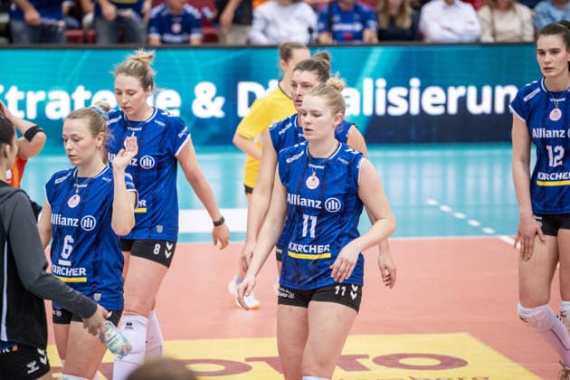 Pauline Martin (Allianz MTV Stuttgart, 11), Mitte und Team - enttaeuschte Gesichter nach erstem Satz GER, Allianz MTV Stuttgart - USC Muenster, Volleyball Bundesliga, VBL, Spielzeit 2025 2026, 07.03.2026 GER, Allianz MTV Stuttgart - USC Muenster, Volleyball Bundesliga, VBL, Spielzeit 2025 2026, 07.03.2026 Stuttgart Copyright: xSandyxDinkelackerx EP_SDR