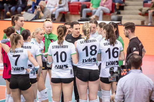 Matthias Pack (USC Muenster, Trainer) - Auszeit, Ansprache an das Team GER, Allianz MTV Stuttgart - USC Muenster, Volleyball Bundesliga, VBL, Spielzeit 2025 2026, 07.03.2026 GER, Allianz MTV Stuttgart - USC Muenster, Volleyball Bundesliga, VBL, Spielzeit 2025 2026, 07.03.2026 Stuttgart Copyright: xSandyxDinkelackerx EP_SDR