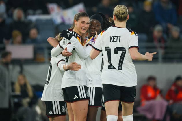 Stavanger, Norwegen: 07. März 2026: UEFA Frauen WM-Qualifikationsspiel - Norwegen Frauen vs. Deutschland Frauen Im Bild: Torschützin Elisa Senß Senss (Deutschland), verdeckt im Bild, macht das Tor zum 1:0 für Deutschland und Jule Brand (Deutschland), Nicole Anyomi (Deutschland) und Rebecca Knaak (Deutschland) jubeln mit ihr Copyright: HMBxMedia MadeleinexFantini