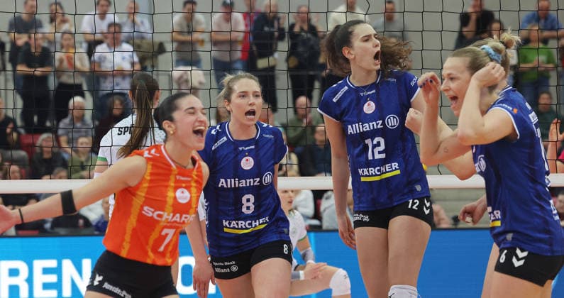 Stuttgart , Bundesliga Volleyball Allianz MTV Stuttgart vs. USC Münster , Jubel Stuttgart , von links: Fabiana Mottis Eleanor Holthaus Lucia Varela Gomez Antonia Stautz
