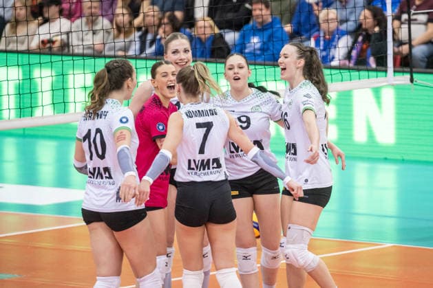 Pippa Molenaar (USC Muenster, 01), 2.vl. - Jubel, Freude, Jubelschrei, mit Team im ersten Satz GER, Allianz MTV Stuttgart - USC Muenster, Volleyball Bundesliga, VBL, Spielzeit 2025 2026, 07.03.2026 GER, Allianz MTV Stuttgart - USC Muenster, Volleyball Bundesliga, VBL, Spielzeit 2025 2026, 07.03.2026 Stuttgart Copyright: xSandyxDinkelackerx EP_SDR