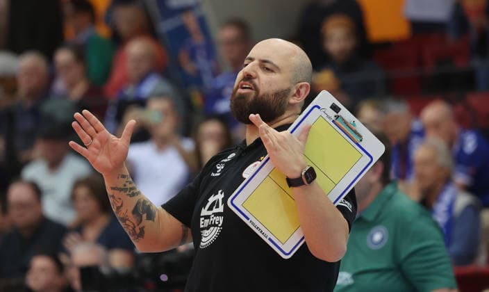 Stuttgart , Bundesliga Volleyball Allianz MTV Stuttgart vs. USC Münster , Trainer Konstantin Bitter ( Stgt )
