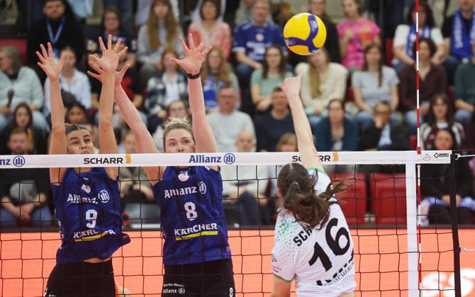 Stuttgart , Bundesliga Volleyball Allianz MTV Stuttgart vs. USC Münster , von links: Anna Koulberg Eleanor Holthaus ( Stgt ) Lena Schultze ( Münster )