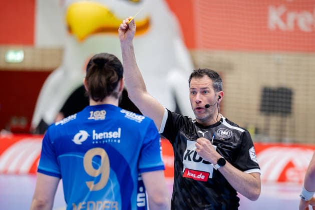 Krefeld, 07.03.2026, Handball, Herren, 2. Bundesliga, 23. Spieltag, 2025 2026: HSG Krefeld Niederrhein TV Großwallstadt Thorsten Kuschel (Schiedsrichter) verwarnt Yessine Meddeb (TV Großwallstadt, 9) Krefeld Glockenspitzhalle NRW Germany