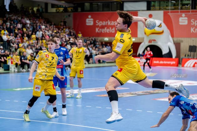 Krefeld, 07.03.2026, Handball, Herren, 2. Bundesliga, 23. Spieltag, 2025 2026: HSG Krefeld Niederrhein TV Großwallstadt Lukas Siegler (HSG Krefeld Niederrhein, 20) beim Torwurf Krefeld Glockenspitzhalle NRW Germany
