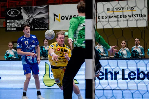 Krefeld, 07.03.2026, Handball, Herren, 2. Bundesliga, 23. Spieltag, 2025 2026: HSG Krefeld Niederrhein TV Großwallstadt Niklas Ingenpaß (HSG Krefeld Niederrhein, 55) beim Torwurf gegen Leon Nowottny (TV Großwallstadt, 12) Krefeld Glockenspitzhalle NRW Germany
