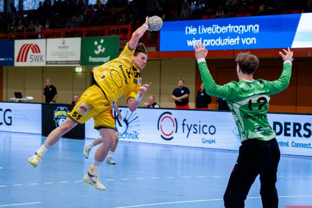 Krefeld, 07.03.2026, Handball, Herren, 2. Bundesliga, 23. Spieltag, 2025 2026: HSG Krefeld Niederrhein TV Großwallstadt Niklas Ingenpaß (HSG Krefeld Niederrhein, 55) beim Torwurf gegen Leon Nowottny (TV Großwallstadt, 12) Krefeld Glockenspitzhalle NRW Germany