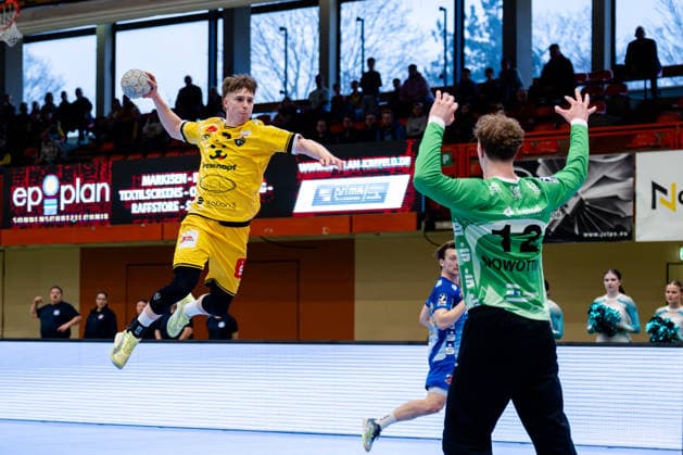Krefeld, 07.03.2026, Handball, Herren, 2. Bundesliga, 23. Spieltag, 2025 2026: HSG Krefeld Niederrhein TV Großwallstadt Marvin Kix (HSG Krefeld Niederrhein, 7) beim Torwurf gegen Leon Nowottny (TV Großwallstadt, 12) Krefeld Glockenspitzhalle NRW Germany
