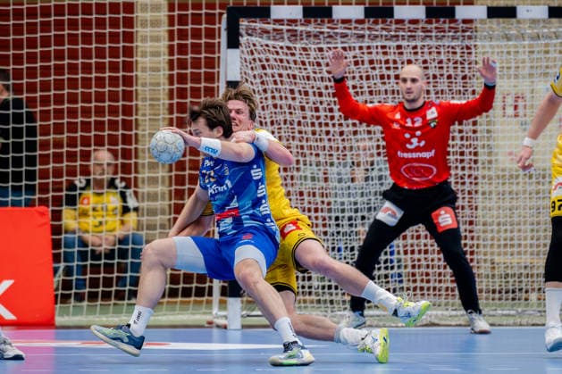 Krefeld, 07.03.2026, Handball, Herren, 2. Bundesliga, 23. Spieltag, 2025 2026: HSG Krefeld Niederrhein TV Großwallstadt Niklas Ingenpaß (HSG Krefeld Niederrhein, 55) im Zweikampf mit Maximilian Horner (TV Großwallstadt, 29) Krefeld Glockenspitzhalle NRW Germany