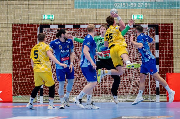 Krefeld, 07.03.2026, Handball, Herren, 2. Bundesliga, 23. Spieltag, 2025 2026: HSG Krefeld Niederrhein TV Großwallstadt Niklas Ingenpaß (HSG Krefeld Niederrhein, 55) beim Torwurf gegen Leon Nowottny (TV Großwallstadt, 12) Krefeld Glockenspitzhalle NRW Germany
