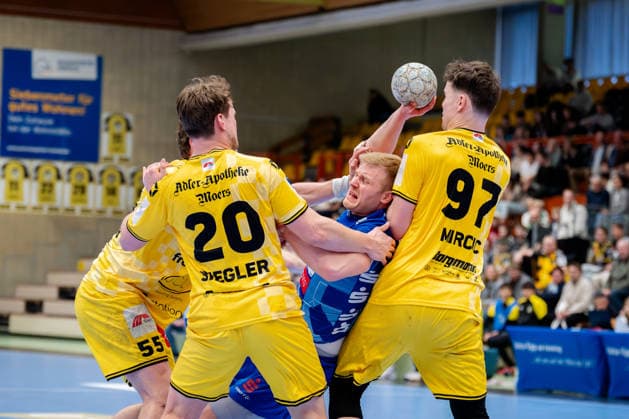 Krefeld, 07.03.2026, Handball, Herren, 2. Bundesliga, 23. Spieltag, 2025 2026: HSG Krefeld Niederrhein TV Großwallstadt Abwehrbollwerk mit Lukas Siegler (HSG Krefeld Niederrhein, 20) und Matija Mircic (HSG Krefeld Niederrhein, 97) gegen Patrick Gempp (TV Großwallstadt, 7) Krefeld Glockenspitzhalle NRW Germany