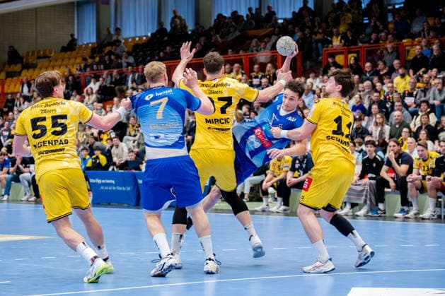 Krefeld, 07.03.2026, Handball, Herren, 2. Bundesliga, 23. Spieltag, 2025 2026: HSG Krefeld Niederrhein TV Großwallstadt Ole Klimpke (TV Großwallstadt, 11) im Zweikampf mit Matija Mircic (HSG Krefeld Niederrhein, 97) und Lucas Schneider (HSG Krefeld Niederrhein, 11) Krefeld Glockenspitzhalle NRW Germany