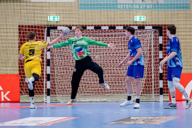 Krefeld, 07.03.2026, Handball, Herren, 2. Bundesliga, 23. Spieltag, 2025 2026: HSG Krefeld Niederrhein TV Großwallstadt Falk Kolodziej (HSG Krefeld Niederrhein, 5) beim Torwurf gegen Leon Nowottny (TV Großwallstadt, 12) Krefeld Glockenspitzhalle NRW Germany