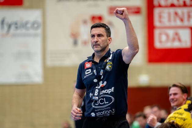 Krefeld, 07.03.2026, Handball, Herren, 2. Bundesliga, 23. Spieltag, 2025 2026: HSG Krefeld Niederrhein TV Großwallstadt Mark Schmetz (HSG Krefeld Niederrhein, Trainer) jubelt an der Seitenlinie Krefeld Glockenspitzhalle NRW Germany