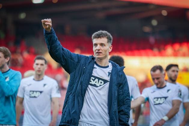 Fisnik Asllani 11 (TSG 1899 Hoffenheim) feiert mit den Fans nach Spielende, Schlussjubel, 1. FC Heidenheim 1846 vs. TSG 1899 Hoffenheim, Fussball, Maenner, Bundesliga, Saison 2025 2026, Rueckrunde, 25. Spieltag, 07.03.2026 DFB regulations prohibit any use of photographs as image sequences and or quasi-video Heidenheim Baden-Wuerttemberg Deutschland
