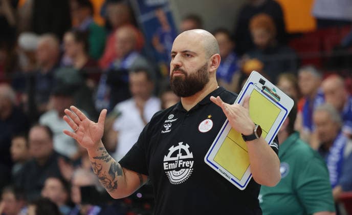 Stuttgart , Bundesliga Volleyball Allianz MTV Stuttgart vs. USC Münster , Trainer Konstantin Bitter ( Stgt )