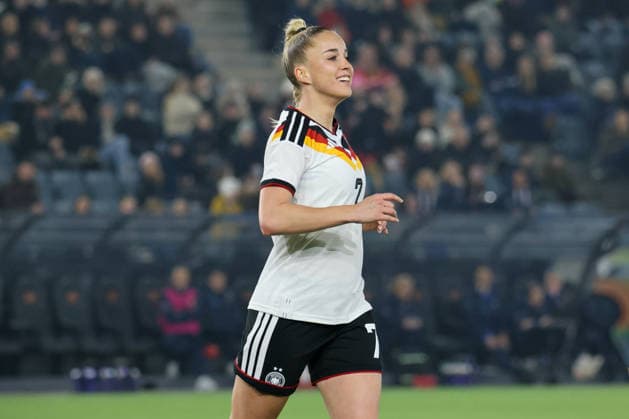 Stavanger, Norwegen: 07. März 2026: UEFA Frauen WM-Qualifikationsspiel - Norwegen Frauen vs. Deutschland Frauen Im Bild: Torschützin Carlotta Wamser (Deutschland), nicht im Bild, macht das Tor zum 2:0 für Deutschland undGiulia Gwinn (Deutschland) jubelt Copyright: HMBxMedia MadeleinexFantini