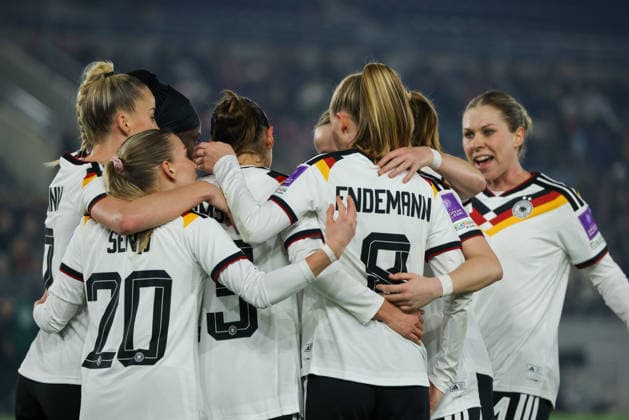 Stavanger, Norwegen: 07. März 2026: UEFA Frauen WM-Qualifikationsspiel - Norwegen Frauen vs. Deutschland Frauen Im Bild:Torschützin Carlotta Wamser (Deutschland), mittig im Bild, macht das Tor zum 2:0 für Deutschland und jubelt mit ihren Mannschaftskolleginnen Copyright: HMBxMedia MadeleinexFantini