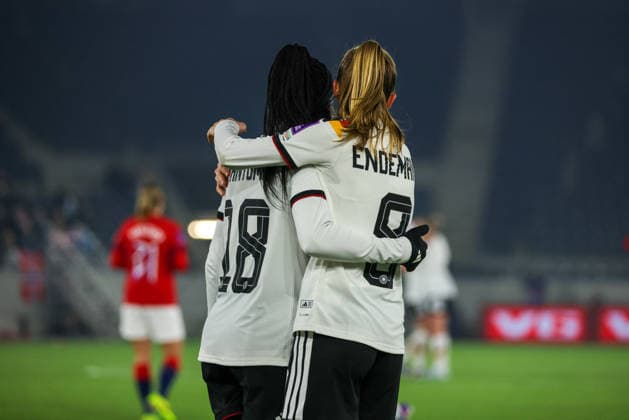Stavanger, Norwegen: 07. März 2026: UEFA Frauen WM-Qualifikationsspiel - Norwegen Frauen vs. Deutschland Frauen Im Bild: v.li. die Zweite Torschützin Vivien Endemann (Deutschland) macht das Tor zum 3:0 für Deutschland und jubelt mit Nicole Anyomi (Deutschland) Copyright: HMBxMedia MadeleinexFantini