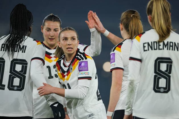 Stavanger, Norwegen: 07. März 2026: UEFA Frauen WM-Qualifikationsspiel - Norwegen Frauen vs. Deutschland Frauen Im Bild: Torschützin Vivien Endemann (Deutschland), rechts im Bild macht das Tor zum 3:0 für Deutschland und jubelt mit Nicole Anyomi (Deutschland), Carlotta Wamser (Deutschland) Elisa Senß Senss (Deutschland) und ihren Mannschaftskolleginnen Copyright: HMBxMedia MadeleinexFantini