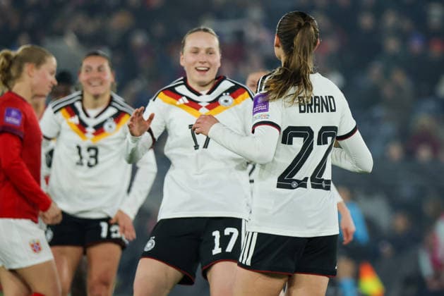 Stavanger, Norwegen: 07. März 2026: UEFA Frauen WM-Qualifikationsspiel - Norwegen Frauen vs. Deutschland Frauen Im Bild: Torschützin Jule Brand (Deutschland) macht das Tor zum 4:0 für Deutschland und jubelt mit Franziska Kett (Deutschland) Copyright: HMBxMedia MadeleinexFantini