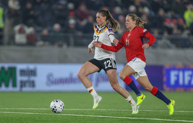 NOR, Stavanger, Norwegen vs Deutschland, Länderspiel, Fussball, FIFA, Spielzeit 2026 2027, WM-Qualifikation, Viking-Stadion, 2. Spieltag im Bild v.l.: Jule Brand (Deutschland Frauen 22), Lisa Naalsund (Norwegen Frauen 21), auf dem Weg zum Tor zum 4:0 DFB DFL REGULATIONS PROHIBIT ANY USE OF PHOTOGRAPHS AS IMAGE SEQUENCES AND OR QUASI-VIDEO, 07.03.2026 Copyright: HMBxMedia HendrikxHamelau