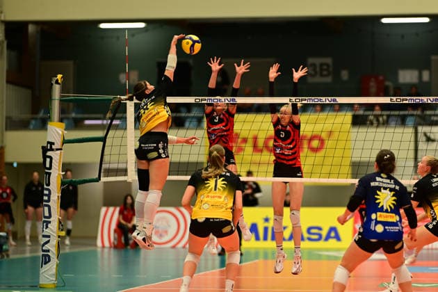 Volleyball I Frauen I Saison 2025-2026 I Bundesliga I Hauptrunde I ETV Hamburger Volksbank Volleys - VfB 91 Suhl I 07.03.2026 Mackenzie Foley (8, VfB Suhl LOTTO Thüringen) Lina Köster (3, ETV Hamburger Volksbank Volleys) Anna Hartig (5, ETV Hamburger Volksbank Volleys) Hamburg CU-Arena Hamburg Deutschland Copyright: xLobeca FelixxSchlikisx