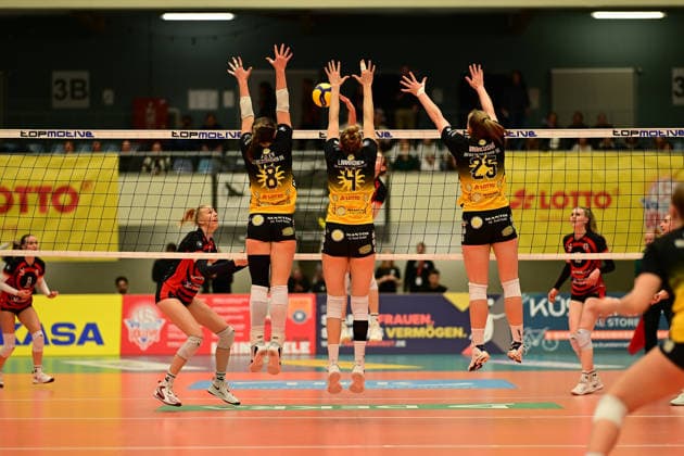 Volleyball I Frauen I Saison 2025-2026 I Bundesliga I Hauptrunde I ETV Hamburger Volksbank Volleys - VfB 91 Suhl I 07.03.2026 Schlag Leonie Körtzinger (7, ETV Hamburger Volksbank Volleys) Abwehr Mackenzie Foley (8, VfB Suhl LOTTO Thüringen) Roosa Laakkonen (4, VfB Suhl LOTTO Thüringen) Monika Brancuska (25, VfB Suhl LOTTO Thüringen) Hamburg CU-Arena Hamburg Deutschland Copyright: xLobeca FelixxSchlikisx