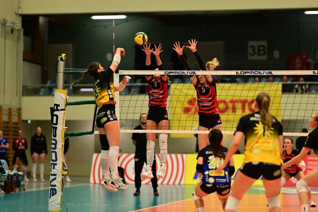 Volleyball I Frauen I Saison 2025-2026 I Bundesliga I Hauptrunde I ETV Hamburger Volksbank Volleys - VfB 91 Suhl I 07.03.2026 Mackenzie Foley (8, VfB Suhl LOTTO Thüringen) Lina Köster (3, ETV Hamburger Volksbank Volleys) Anna Hartig (5, ETV Hamburger Volksbank Volleys) Hamburg CU-Arena Hamburg Deutschland Copyright: xLobeca FelixxSchlikisx