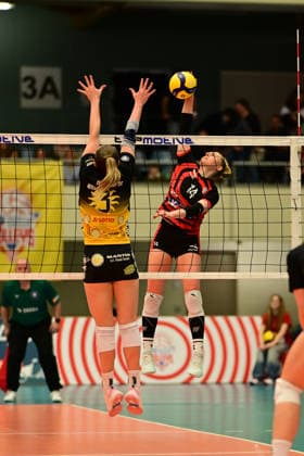 Volleyball I Frauen I Saison 2025-2026 I Bundesliga I Hauptrunde I ETV Hamburger Volksbank Volleys - VfB 91 Suhl I 07.03.2026 Lara Nagels (3, VfB Suhl LOTTO Thüringen) Fiona Dittmann (14, ETV Hamburger Volksbank Volleys) Hamburg CU-Arena Hamburg Deutschland Copyright: xLobeca FelixxSchlikisx