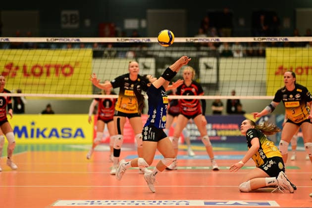 Volleyball I Frauen I Saison 2025-2026 I Bundesliga I Hauptrunde I ETV Hamburger Volksbank Volleys - VfB 91 Suhl I 07.03.2026 Rettungsaktion Xiang-Chen Lai (20, VfB Suhl LOTTO Thüringen) Hamburg CU-Arena Hamburg Deutschland Copyright: xLobeca FelixxSchlikisx