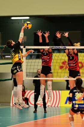 Volleyball I Frauen I Saison 2025-2026 I Bundesliga I Hauptrunde I ETV Hamburger Volksbank Volleys - VfB 91 Suhl I 07.03.2026 Mackenzie Foley (8, VfB Suhl LOTTO Thüringen) Lina Köster (3, ETV Hamburger Volksbank Volleys) Anna Hartig (5, ETV Hamburger Volksbank Volleys) Hamburg CU-Arena Hamburg Deutschland Copyright: xLobeca FelixxSchlikisx