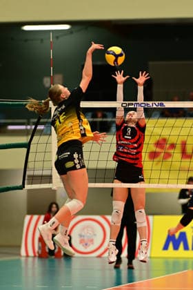 Volleyball I Frauen I Saison 2025-2026 I Bundesliga I Hauptrunde I ETV Hamburger Volksbank Volleys - VfB 91 Suhl I 07.03.2026 Emma Sambale (7, VfB Suhl LOTTO Thüringen) Zoe Konjer (8, ETV Hamburger Volksbank Volleys) Hamburg CU-Arena Hamburg Deutschland Copyright: xLobeca FelixxSchlikisx