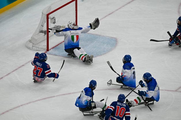 United States Of America s Bolton Brett (USA) score a goal during Paralympic Winter games, Winterspiele,Spiele, Summer games MILANO-CORTINA 2026 - Para Ice hockey, Eishockey - Italy vs USA, Olympic Winter Games Milano-Cortina 2026 in Milano, Italy, March 07 2026  Copyright: xAlessioxMarini IPAxSportx xipa-agency.netx xx IPA_72528716 IPA_Agency_IPA72528716