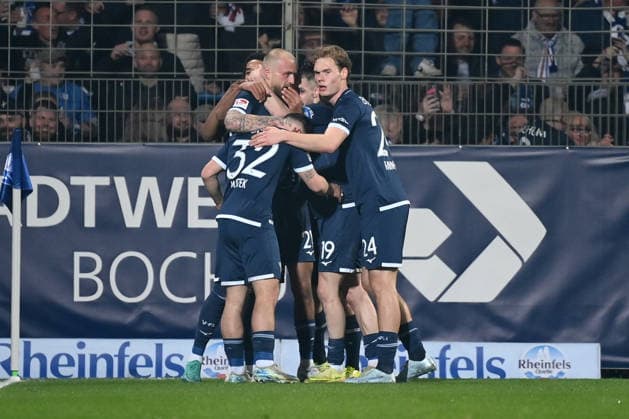 Jubel 1:0, Philipp Hofmann (VfL Bochum), li., wird von seinejn Mitspielern gefeiert 07.03.2026, Fussball 2. Bundesliga, Saison 2025 2026, 25. Spieltag, VfL Bochum - 1. FC Kaiserslautern DFL regulations prohibit any use of photographs as image sequences and or quasi-video Bochum Vonovia Ruhrstadion Nordrhein Westfalen Deutschland