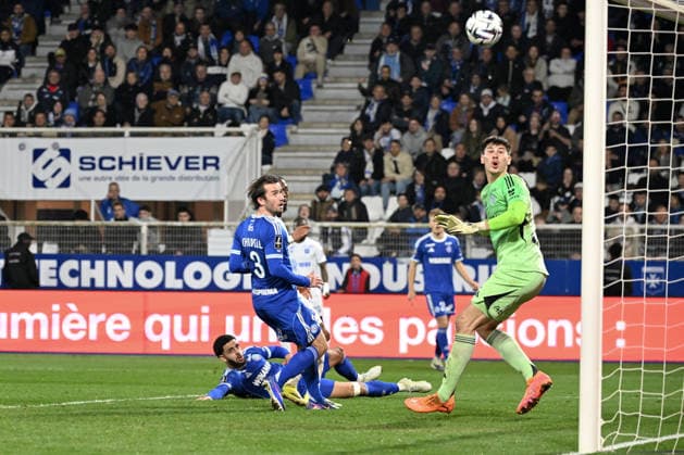 AJ Auxerre v RC Strasbourg Alsace - Ligue 1 McDonald s 2025 2026 03 Ben CHILWELL (rcsa) - 39 Mike PENDERS (rcsa) during the Ligue 1 McDonald s match between AJ Auxerre and RC Strasbourg Alsace at Stade Abbe Deschamps on March 7, 2026 in Auxerre, France. Auxerre France  Copyright: xFEPx 776348310