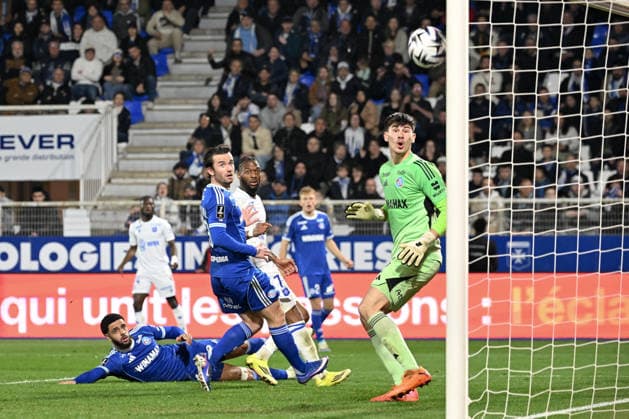 AJ Auxerre v RC Strasbourg Alsace - Ligue 1 McDonald s 2025 2026 03 Ben CHILWELL (rcsa) - 39 Mike PENDERS (rcsa) during the Ligue 1 McDonald s match between AJ Auxerre and RC Strasbourg Alsace at Stade Abbe Deschamps on March 7, 2026 in Auxerre, France. Auxerre France  Copyright: xFEPx 776348310