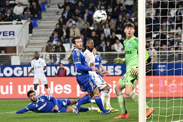 AJ Auxerre v RC Strasbourg Alsace - Ligue 1 McDonald s 2025 2026 07 Josue CASIMIR (aja) - 39 Mike PENDERS (rcsa) during the Ligue 1 McDonald s match between AJ Auxerre and RC Strasbourg Alsace at Stade Abbe Deschamps on March 7, 2026 in Auxerre, France. Auxerre France  Copyright: xFEPx 776348310
