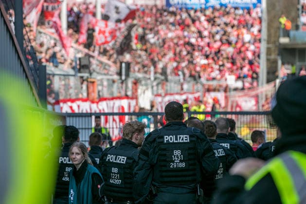 Cottbus, Deutschland 07. März 2026: 3. Liga 2025 2026 FC Energie Cottbus gegen FC Hansa Rostock Im Bild: Die Polizei überwacht das Hochsicherheitsspiel. DFB regulations prohibit any use of photographs as image sequences and or quasi-video. LEAG Energie Stadion Brandenburg *** Cottbus, Germany 07 March 2026 3 Liga 2025 2026 FC Energie Cottbus vs FC Hansa Rostock In the picture The police monitor the high-security match DFB regulations prohibit any use of photographs as image sequences and or quasi video LEAG Energie Stadion Brandenburg Copyright: xFotostandx xWeilandx