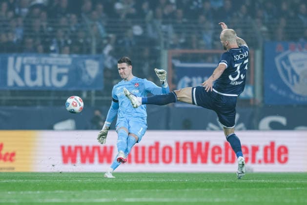 Fußball 2. Bundesliga 25. Spieltag VfL Bochum - 1. FC Kaiserslautern am 07.03.2026 im Vonovia Ruhrstadion in Bochum Julian Krahl (Kaiserslautern), links - Philipp Hofmann ( Bochum ), rechts DFL regulations prohibit any use of photographs as image sequences and or quasi-video.