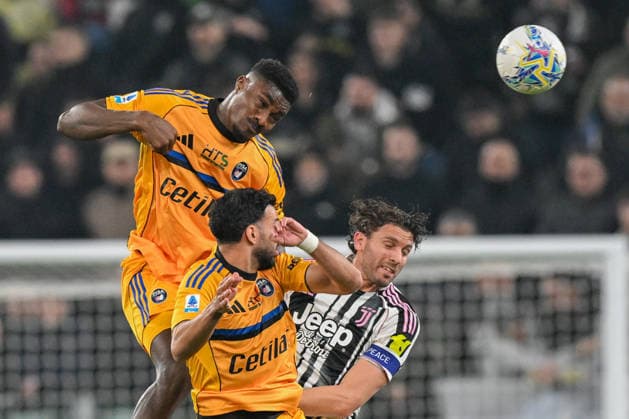 Juventus Manuel Locatelli jumps for the ball with Pisa™s Mehdi Leris during the Serie A soccer match between Juventus and Pisa at the Allianz Stadium in Genoa, Italy - Saturday, March 07, 2026. - Soccer .  Copyright: xTanoxPecoraro LaPressex